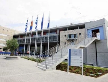 Δημαρχείο Θεσσαλονίκης: Κατέβασαν τη σημαία της ΕΕ και ανέβασαν της Βεργίνας